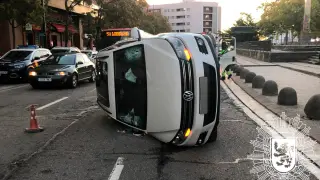 Vehículo accidentado esta mañana en la Avenida Cesáreo Alierta.