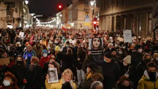 Manifestación en Varsovia en protesta por la muerte de la mujer embarazada.