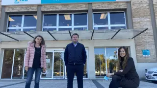 María Picontó, Fernando Herrero y Pilar Pérez, tres afectados por covid persistente, a las puertas del Hospital de Barbastro.