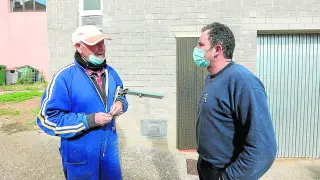 El alcalde, Rubén García, de 39 años, conversa con un vecino, Joaquín Sebastián, de 84 años.