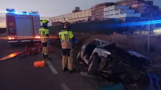 En imagen, el vehículo accidentado en la travesía de Velilla de Cinca, en la A-131.