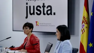 Las ministras Isabel Rodríguez y Carolina Darias tras el Consejo de Ministros