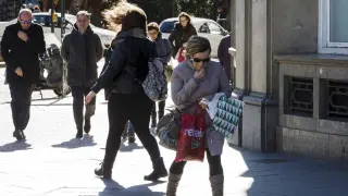 En la esquina de Sagasta con Gran Vía, el vendaval se nota un poco más de lo normal cuando llega.