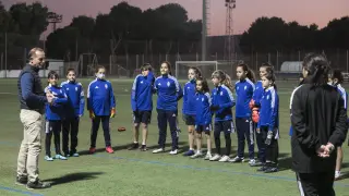 El presidente, Christian Lapetra, ha acompañado a las integrantes de la Escuela de Fútbol Femenino del Real Zaragoza durante su primer entrenamiento.