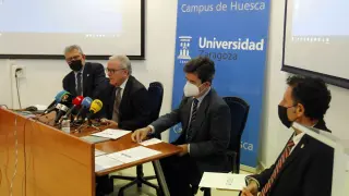 El rector de la Universidad de Zaragoza, el presidente de la DPH, el alcalde de Huesca y el decano de la Facultad de Ciencias de la Salud y el Deporte.