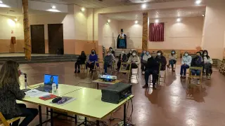 La charla sobre la mediación entre parejas impartido por una trabajadora social de Cáritas Diocesana en Albalate de Cinca.