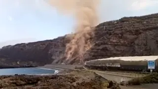 Lava del volcán de La Palma sobre la playa de los Guirres