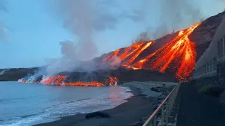 Imagen de la lava llegando a la playa