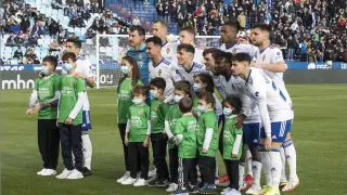 La foto de equipo del Real Zaragoza, el pasado domingo ante el Sporting de Gijón, con un curioso desorden.
