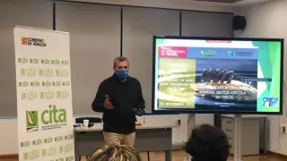 Uno de los ponentes en la jornada técnica, Miguel Ángel Barberán, profesor de la Universidad de Zaragoza, explica los retos del sector apícola en Teruel.