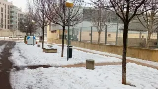 Zona de tránsito de un colegio de Huesca ante una nevada.