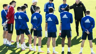 Jim dialoga con sus jugadores durante el entrenamiento.