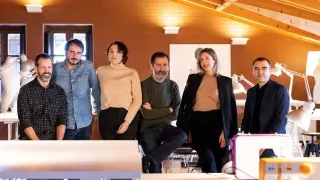 Los gipuzkoanos Jose Mari Goenaga, Aitor Arregi y Jon Garaño (directores del proyecto) con Lourdes Iglesias (guionista) y los productores Sofía Fábregas y Xabier Berzosa.