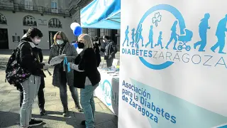 Mesa informativa de la Asociación para la Diabetes de Zaragoza en la plaza de España. josé miguel marco