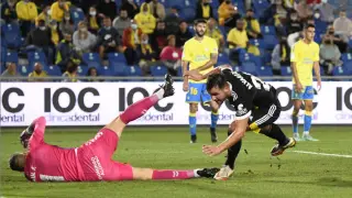 Álvaro Giménez acaba de marcar el 2-3 de cabeza ante Raúl Fernández, en el minuto 75.
