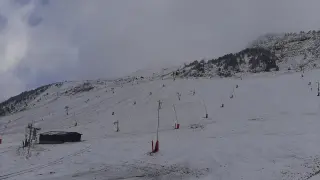 Las estaciones de esquí del Pirineo despertaron ayer con una nueva capa de nieve.
