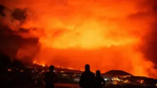 Varias personas observan la erupción del volcán en La Palma