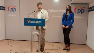Gerardo Oliván y Celsa Rufas, en la sede del PP.