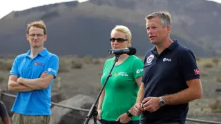 Los astronautas Andreas Mogensen y Kathleen Rubins  y el ingeniero Robin Eccleston explican los objetivos del curso junto al volcán del Cuervo, en Tinajo (Lanzarote).