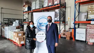 El director provincial de Ibercaja en Huesca, Jesús Beamonte, entrega la donación a la presidenta del Banco de Alimentos de Huesca, Julia Lera