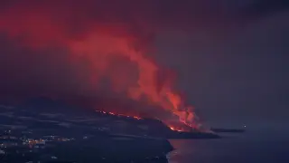 Llegada de las coladas del volcán de Cumbre Vieja al litoral de Tazacorte formando el delta lávico y la emanación de gases al contacto de la lava con el agua.