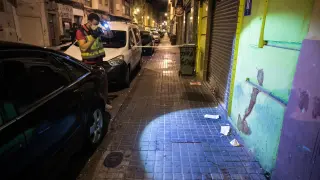 Un policía fotografía el lugar de la agresión, en la calle de Tarragona, en agosto de 2020