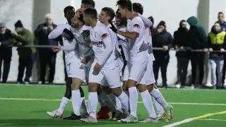 Adrián Hernández celebra el segundo gol con sus compañeros y, poco después, es expulsado.
