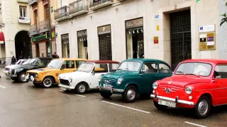 Algunos de los vehículos participantes en las jornadas de 2019 estacionados en la plaza de Navarra.