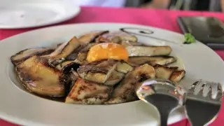 Azarina Fussion ofrece, entre otros platos, boletus a la plancha con yema de huevo, flor de sal del Himalaya y aceite de oliva virgen extra.