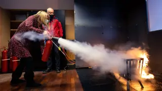 Prácticas con el extintor en la nueva Escuela Ciudadana de Prevención de Riesgos de Zaragoza