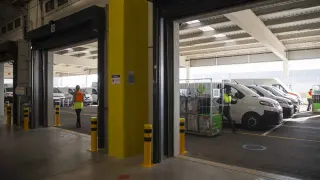 Labores de carga de las furgonetas de reparto en la nave de última milla de Amazon en Plaza, este jueves.