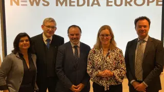 En la imagen, Paloma de Yarza (vicepresidenta de la Asociación Europea de Editores, NME), Mart Raudsaar (vicepresidente), Fernando de Yarza, Victoria Svanberg (presidenta entrante) y Tom Nauta (vicepresidente).