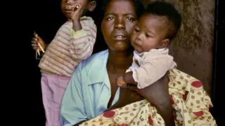 Candida Kataña, víctima de una mina, con sus dos hijos. Huambo (Angola), abril de 1997