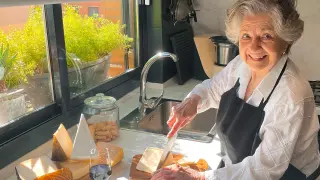 Guadalupe Fiñana, preparando una tabla de quesos en la cocina de su casa