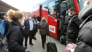 Los viajeros suben al autobús alternativo al tren en Teruel.