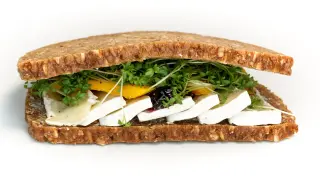 Sándwich con pan de centeno.
