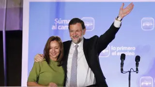 Foto publicada por Rajoy en Twitter en la que aparece junto a su esposa en el balcón de Génova