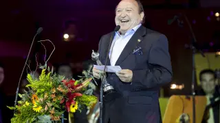 Fernando Esteso recoge el premio Simón a toda su carrera en la quinta edición de los galardones del cine aragonés, en 2016.