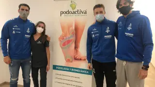 Varios jugadores del CV Teruel, en la clínica de Podoactiva.