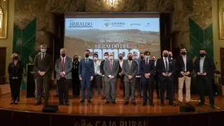 El consejero Olona, los galardonados y los responsables de Heraldo de Campo y de Caja Rural de Aragón, ayer en la entrega de premios.