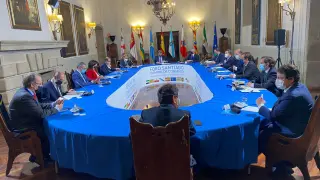 Reunión de ocho presidentes de comunidades, entre ellos el aragonés Javier Lambán, en Santiago de Compostela.