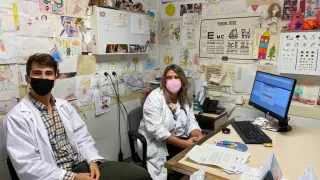 La doctora Teresa Cenarro, junto a un estudiante de sexto año de Medicina, en su consulta de pediatría, en Zaragoza.