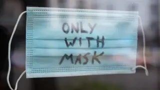 "Solo con mascarilla". Este cartel colgaba ayer de un restaurante de Berlín