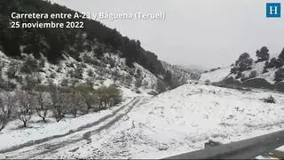 La carretera entre la A-23 y Báguena (Teruel), con más de 10 centímetros de nieve y quitanieves limpiando la carretera