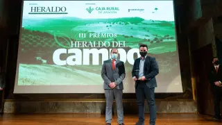 Ángel Sepes, director comercial regional de Aragón en Fertinagro Biotech, entregó el premio a David Marcuello, director de Expansión de Exafan.
