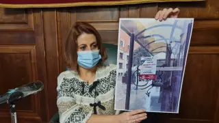 La alcaldesa. Emma Buj, esgrime una foto con carteles de Ganar Teruel pegados en las marquesinas.