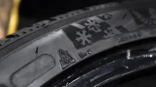 Pictograma que deben llevar los neumáticos para considerarlos de invierno y poder circular por carreteras con nivel rojo por nevadas.