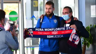 Pulido se fotografía junto a uno de los aficionados que han acompañado al Huesca a Almería.
