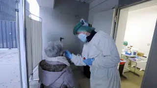 Una paciente se somete a una PCR en el centro de salud Los Olivos de Huesca.