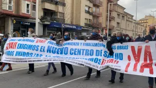 Los manifestantes han recorrido la avenida de Ramón y Cajal con una pancarta.